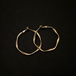 Golden waved hoop earrings